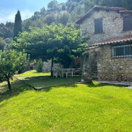 Maison en pierre, 3 chambres à 15 mn du centre de Menton et des plages, hotelli kohteessa Sainte-Agnès