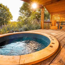 L'écrin boisé - Cabane avec spa, hotell i Diges