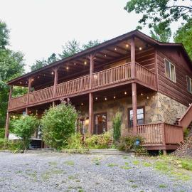 East Tennessee Family Mountain Retreat with Private Vineyard, hotel en Cosby