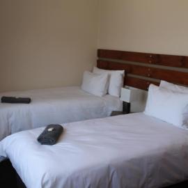 Courtyard Guest House, hotel u gradu Kvinstaun