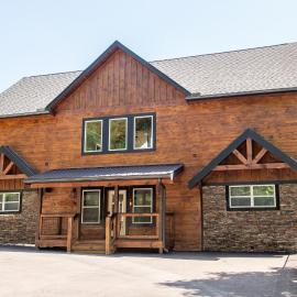 Augys View- Mountain Views-large parking-Large Cabin