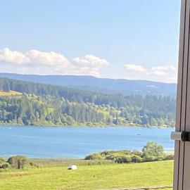 Le Nid du Lac، فندق في Saint-Point-Lac