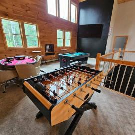 NEW! Relax and Play - Hot Tub Firepit Game Room Paradise, hotelli kohteessa Tamworth