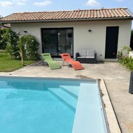 Studio vue piscine au calme près des vignes, hotel u gradu 'Pessac'