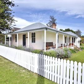 The Cottage - By Berry Getaways، فندق في بيري