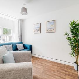 Spacious 4 Bedroom House With 2 Bathrooms & Parking