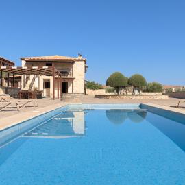 Nestor Villa, with Heated Pool & Absolute Privacy, hotell i Roumelí