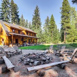 Cle Elum Mountain Cabin w/ Hot Tub & Hiking!