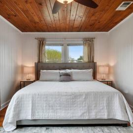 Cozy cottage by the Sea -near downtown with patio!, hotel in Gulfport