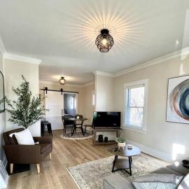 Cedar Street Retreat - Heart of Aksarben!, hotelli kohteessa Omaha