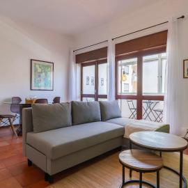 Seaside Getaway With Balcony by LovelyStay, hotel en Almada