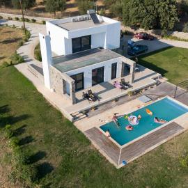 Villa & Stone House with Pool, 10 Mins to Skala Eressos Beach, hotel sa Eresós