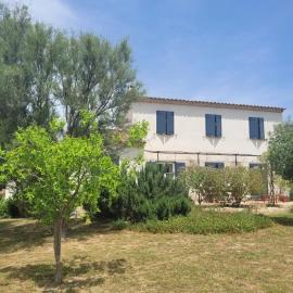 Villa provençale à Arles avec piscine privée et vue jardin.