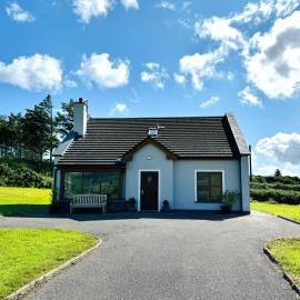 No's 6, 8 & 9 Dingle Lispole Holiday Homes, ξενοδοχείο σε Lispole