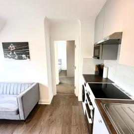 Stunning Modern, Private Apartment,15 Mins To Central London, хотел в The Hyde
