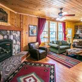 Cabin minutes from Yosemite, hotel in Fish Camp