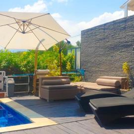 Meninting Beach Villa, 3 bedroom, hotel in Montongbuwoh