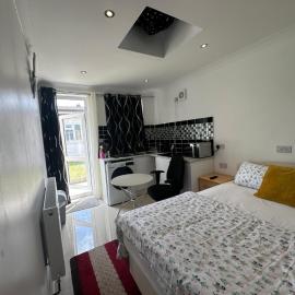 Luxury Ensuite Studio In Crayford Dartford Bexley London With Full Kitchen And Side Garden Alleyway Entrance、Slades Greenのホテル