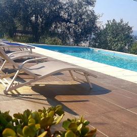 Villa Lazzarini Imperia Appartamento Franco in villa con piscina condivisa, hotel en Gorleri