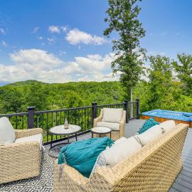 Secluded Lenoir Tiny Home w/ Private Hot Tub!, hotel in Lenoir