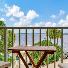 Serenity on the Sea Luxury Condo with Private Balcony on the Ocean, Hotel in Tampa