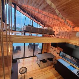 Ulcinj में, होटल modernes Holzhaus, Cabin, auf dem Fluss, wenige Meter zum Meer
