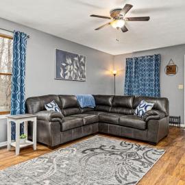 WOOD INN 2 Comfy 2BD close to DT Peoria, hotel sa Peoria