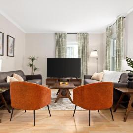 Cozy Mid Century Oasis with 2 KING beds, hotel a Peoria