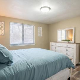 WOOD INN Cozy 2BD over the bridge, hotel sa Peoria