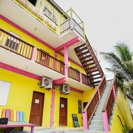 Travellers Palm Backpackers, hotel di Caye Caulker