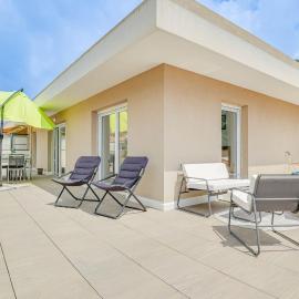 Spacieux Rooftop Parking, Terrasse ensoleillée, hotell i Menton