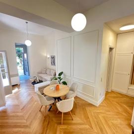 Detached house,with courtyard and fast Wi-Fi in the city centre, hotelli Kalamatassa