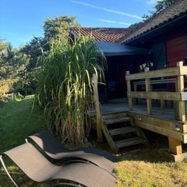 Chalet proche du lac, khách sạn ở Sanguinet
