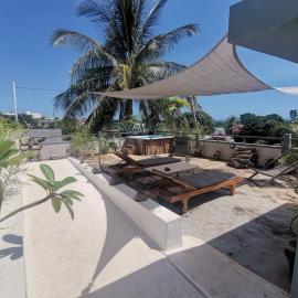 Apartment 3bedrooms 2bathrooms rooftop jacuzzi, hotel in Pointe aux Sable