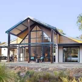 Inji Homestead - 5 acre holiday home in Margaret river region, Hotel in Yallingup