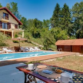 Lovely Home In Koranski Brijeg With Sauna, hotel in Donji Velemerić