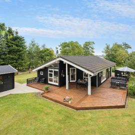 2 Bedroom Cozy Home In Højslev, hotel din Højslev