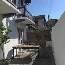 Spacious ground floor apartment in town centre, מלון באונדאיי