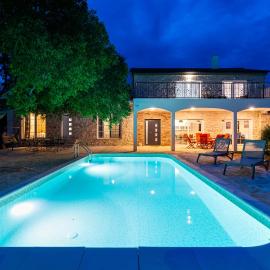 Luxury Villa Agape - heated pool, jacuzzi & peaceful retreat near Zadar, hotel Raštević városában
