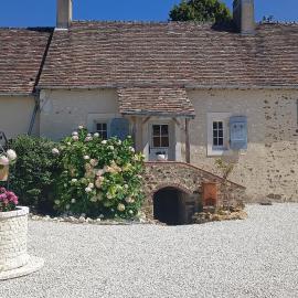 La Petite Maison Dans La Prairie, viešbutis mieste Écommoy