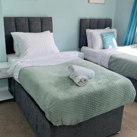 4Bedroom house at Town Centre with Free Driveway Parking