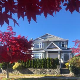 7 Bedrooms in the Heart of Vancouver، فندق في فانكوفر