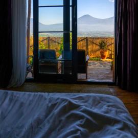 Khaya Nzuri Romantic Hilltop Cabin with Virunga Views, Hotel in Gasanze