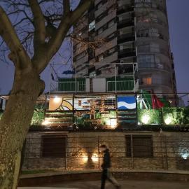 Loft casa dos pisos con garage pocitos playa 6 personas, ξενοδοχείο σε Μοντεβιδέο