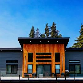 LuxQuarters Bumbleberry Guest House, hotel Kitimatban