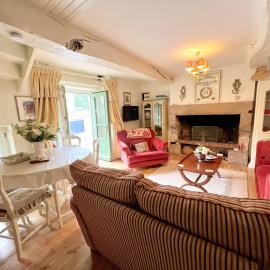 La Petite Madeleine is a Charming 2 Bedroom Pet Friendly Gite situated on Dinan Port, hotel a Dinan