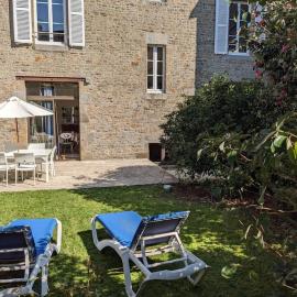 Grande maison de ville avec jardin - Baie du Mont St Michel, hotel in Avranches