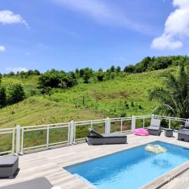 Azur, bas de villa piscine, vue mer