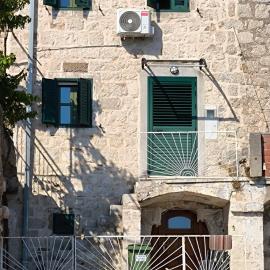 Family Stone House with Sea View and Parking - Pets welcome, hotel i Podgora