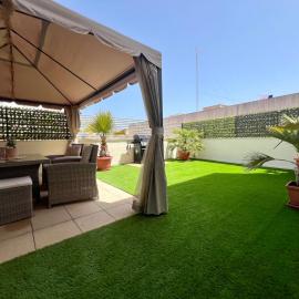 Piso con terraza a 5 min del mar, hotel in Alcanar
